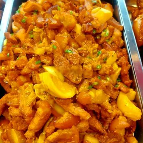 Hình ảnh Cơm ba chỉ kho măng vàng