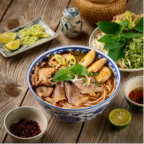 Hình ảnh Bún bò huế - nạm - chả heo - chả bò - tái