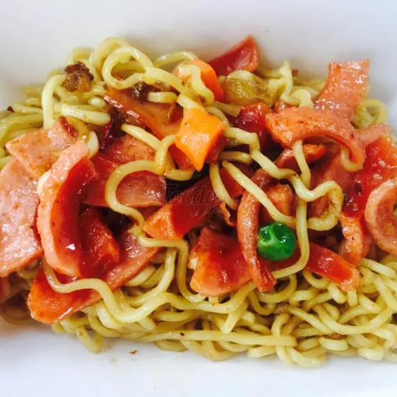 Hình ảnh MÌ INDOMIE TRỘN XÚC XÍCH+TRỨNG
