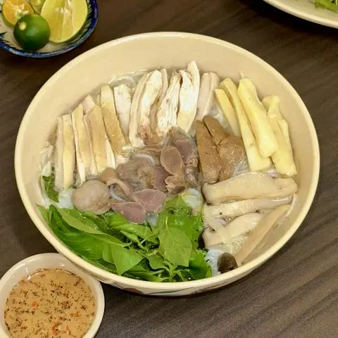 Hình ảnh Bún thịt gà lòng gà