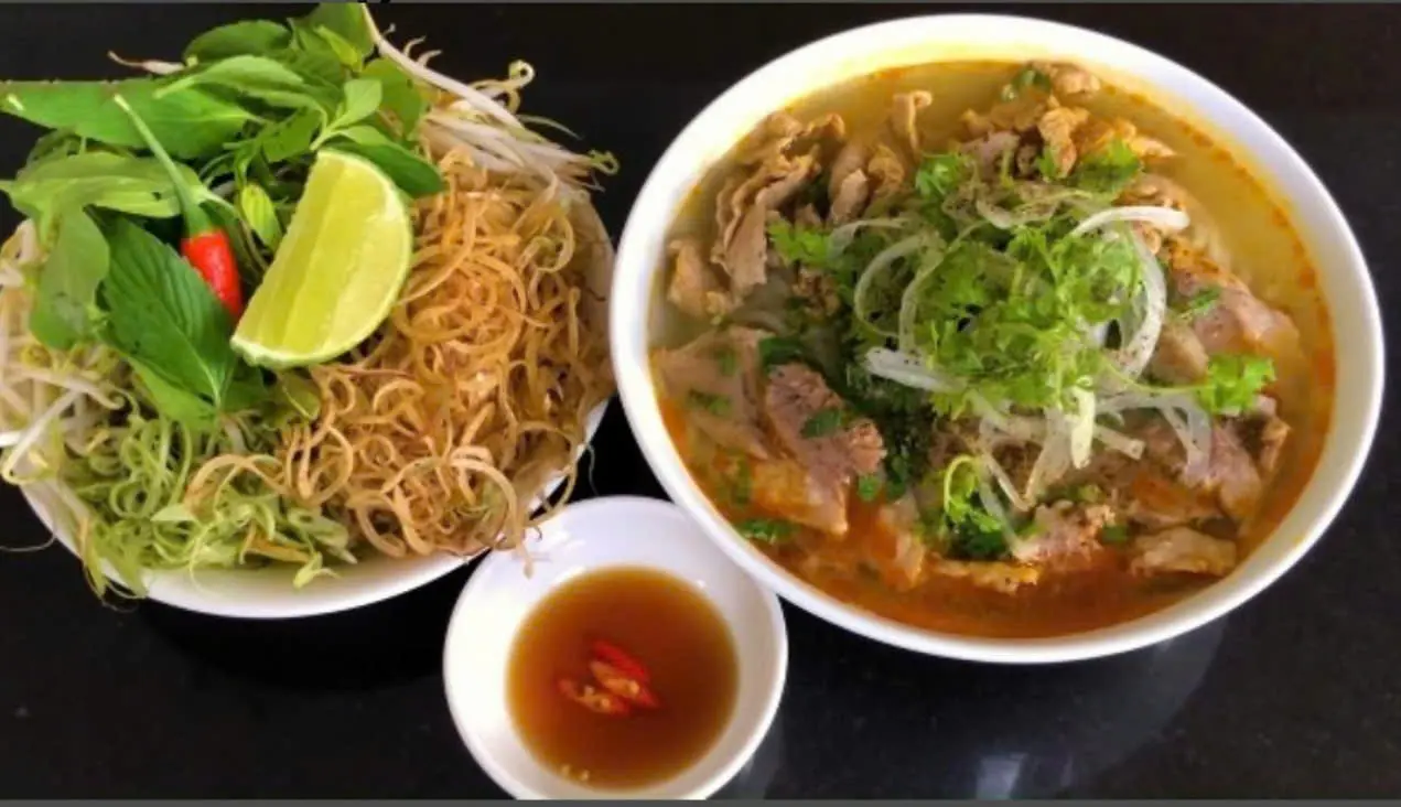 Hình ảnh Bún bò Huế tái chả
