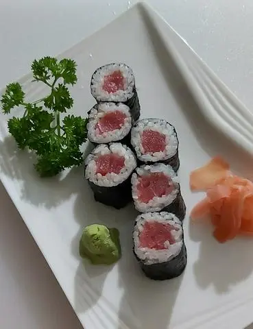 Hình ảnh sushi cuộn cá ngừ
