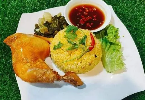 Hình ảnh Cơm gà xối mỡ vừa 