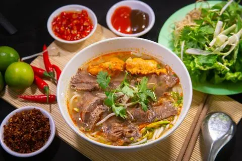 Hình ảnh Bún bò nạm cua