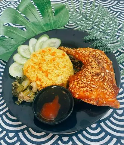 Hình ảnh Combo 4 : Cơm gà cháy tỏi 1/4 + canh rong biển/xà lách xoong