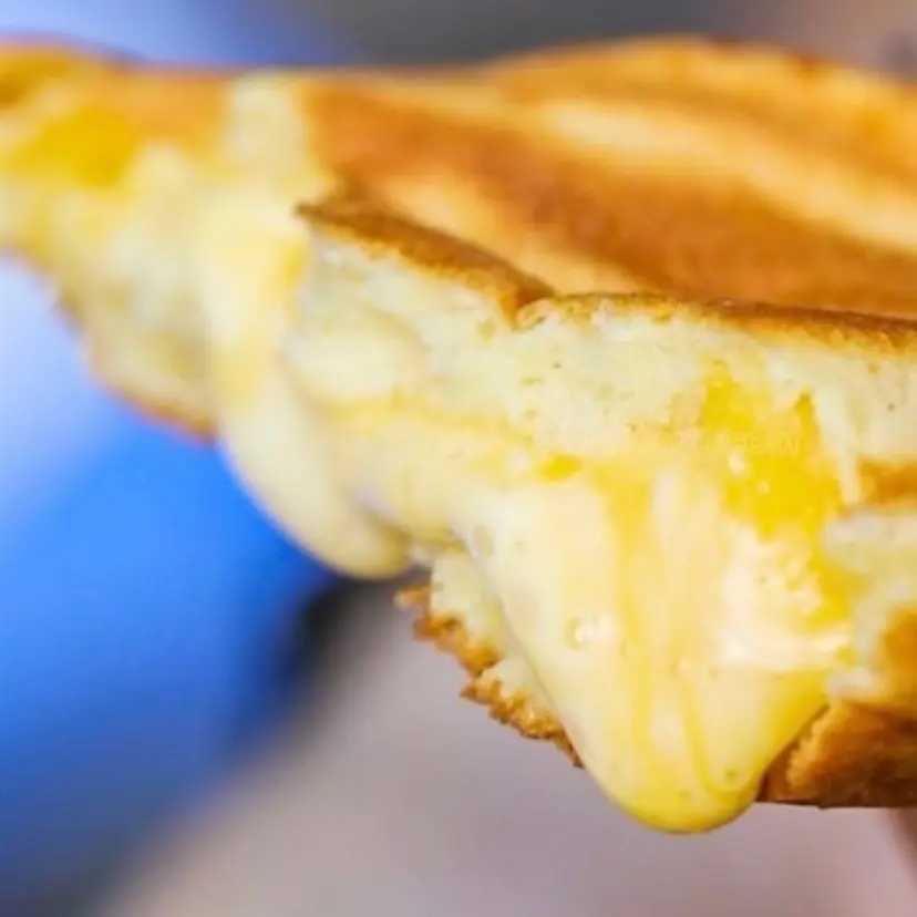Hình ảnh Sandwich nướng phô mai tan chảy