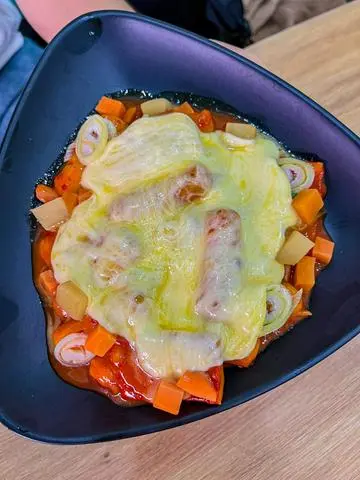 Hình ảnh Tokbokki phủ phô mai tan chảy