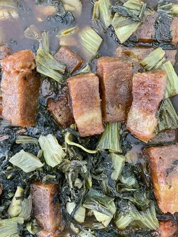 Hình ảnh cơm heo quay kho cải chua chay