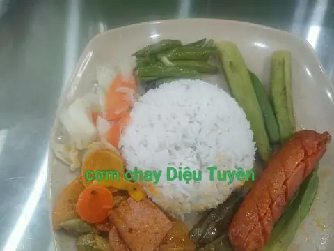 Hình ảnh cơm xúc xích chay 