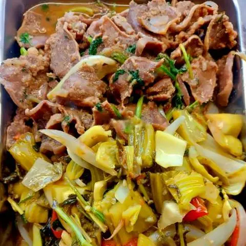 Hình ảnh Cơm lưỡi heo xào cải chua