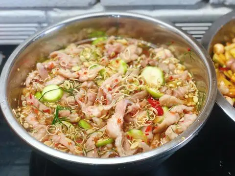 Hình ảnh Chân gà rút xương sả tắc