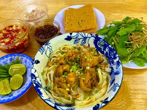 Hình ảnh Mì Quảng Gà Ta