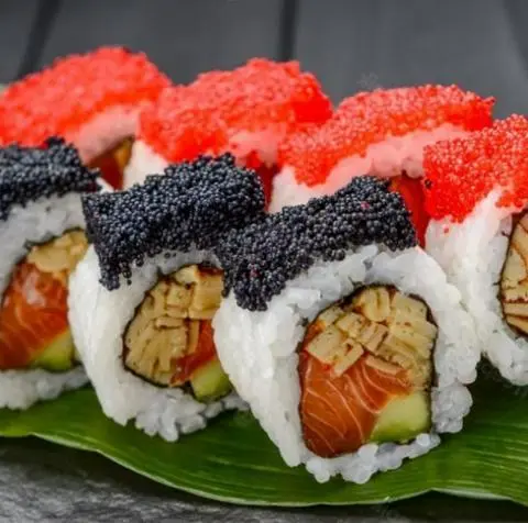 Hình ảnh Roll Deluxe Carviar Uramaki (Cuộn Trứng Cá Chuồn Đặc Biệt)
