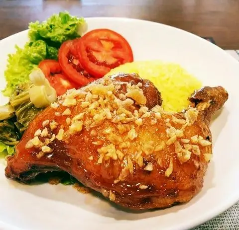 Hình ảnh Cơm Gà Xối Mỡ Đùi Góc Tư ( Lớn ) Chiên Giòn Truyền Thống + Xúc Xích ( Tặng Trà Tắc )