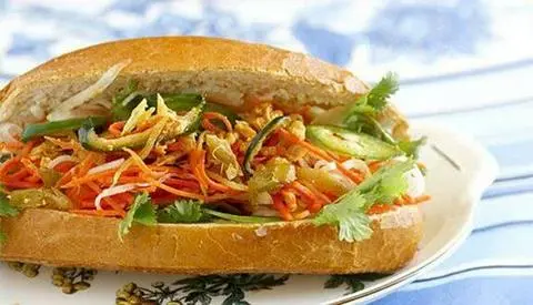 Hình ảnh Bánh mì Siêu Ớt + Tương ớt