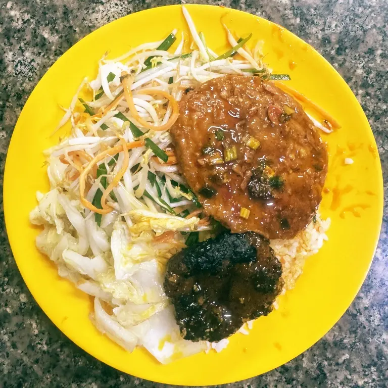 Hình ảnh Cơm rau xào cá lóc kho tiêu chả chén