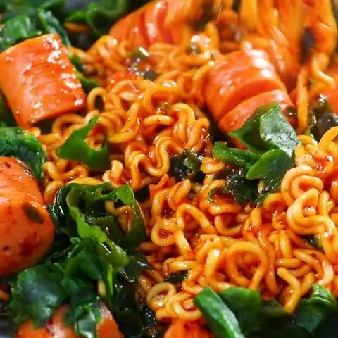 Hình ảnh Mì xào bò, xúc xích