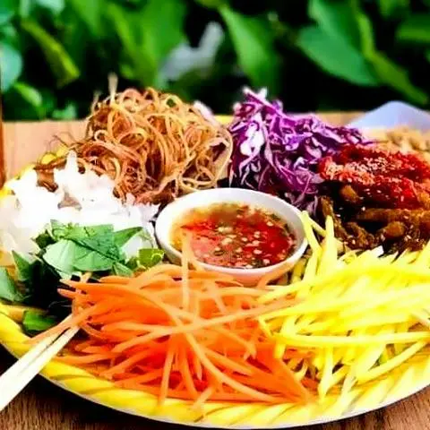 Hình ảnh Bún Thái nấm - Gỏi ngũ sắc - Trà chanh