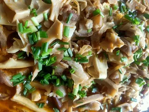 Hình ảnh com dua chua xào heo quay