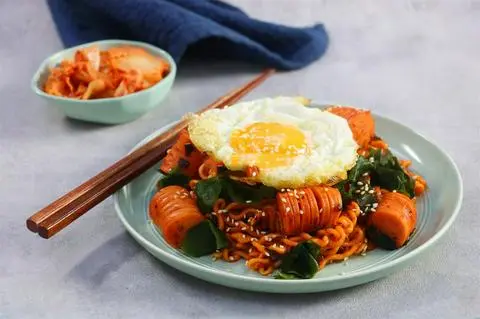 Hình ảnh Mì xào trứng, xúc xích