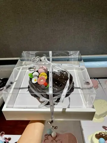 Hình ảnh Bánh kem valentine/ tình yêu/ 14/2 socolaa trắng đen hồng