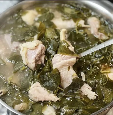 Hình ảnh Cơm canh Gà lá giang