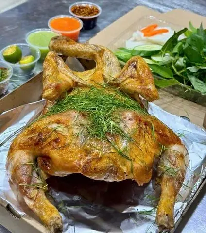 Hình ảnh Đặc biệt GÀ TA QUAY MỌI lá chanh