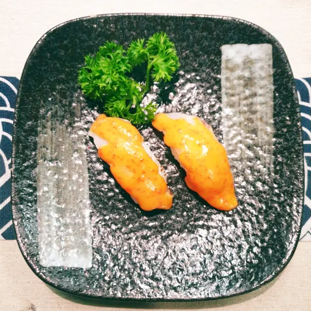 Hình ảnh Sushi cá trắng sốt trứng nướng 