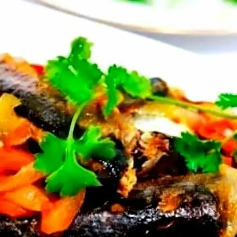 Hình ảnh Cơm cá ngừ kho thơm