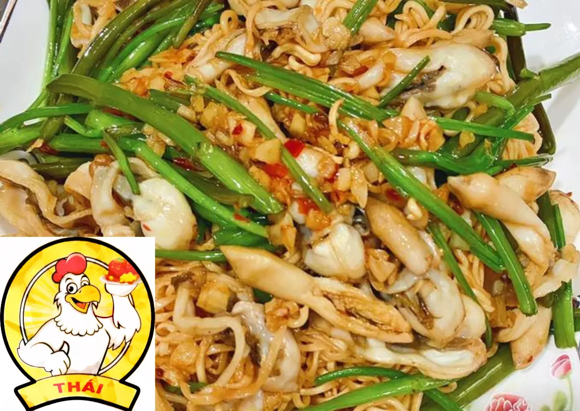 Hình ảnh Mì xào ốc móng tay rau muống