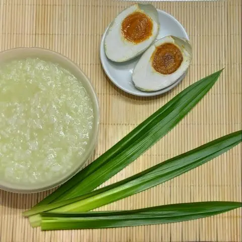 Hình ảnh Cháo Trắng Lá Dứa Trứng Muối