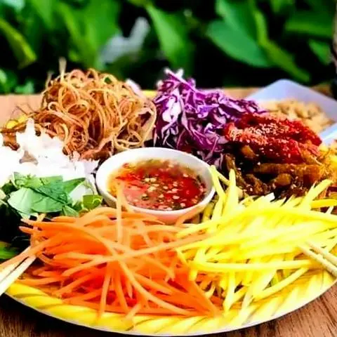Hình ảnh Bún Thái nấm - gỏi ngũ sắc - trà chanh