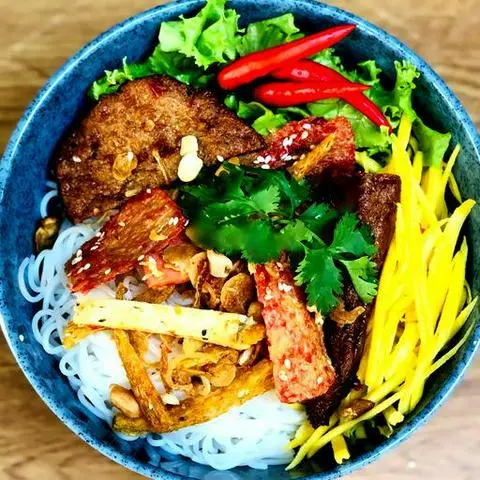 Hình ảnh Bún thịt nướng - Gỏi ngũ sắc - Trà chanh mật ong