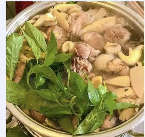 Hình ảnh Lẩu gà lá é - 1/2 con