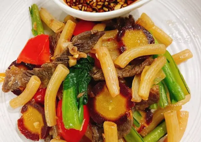Hình ảnh Nui Xào Bò Kèm Nui Xào Trứng ốp la