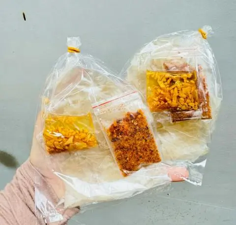 Hình ảnh Bánh tráng muối bò tỏi phi túi zip