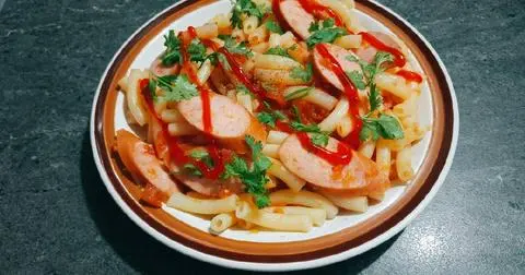 Hình ảnh Nui xào bò, xúc xích