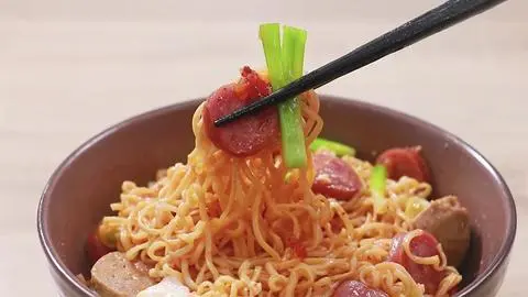 Hình ảnh Nui xào trứng, xúc xích