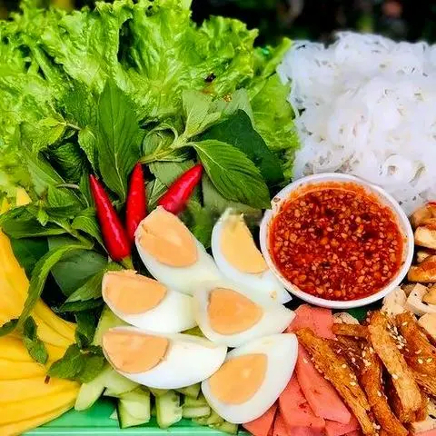 Hình ảnh Combo Salad trộn nấm - Bún thịt nướng chay - Mẹt cuốn 1 người