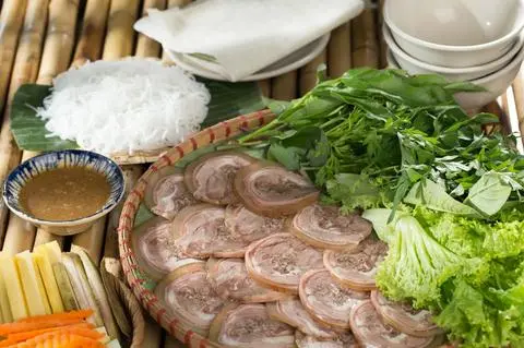 Hình ảnh Bê Tơ Tây Ninh Cuốn Rau Rừng 