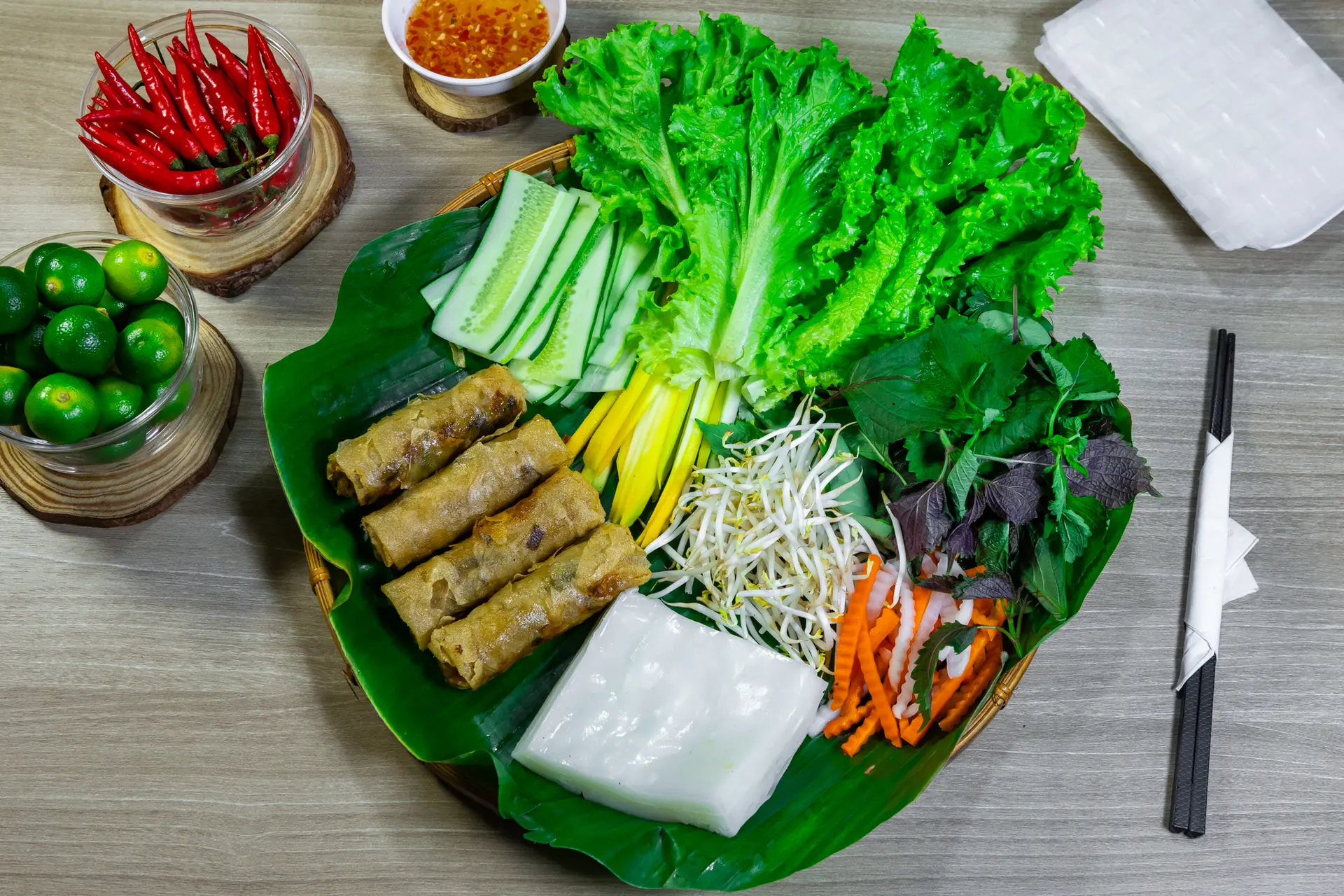 Hình ảnh Bánh tráng cuốn chả giò - nem rán