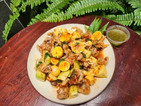 Hình ảnh Chân gà sốt thái mix trứng non