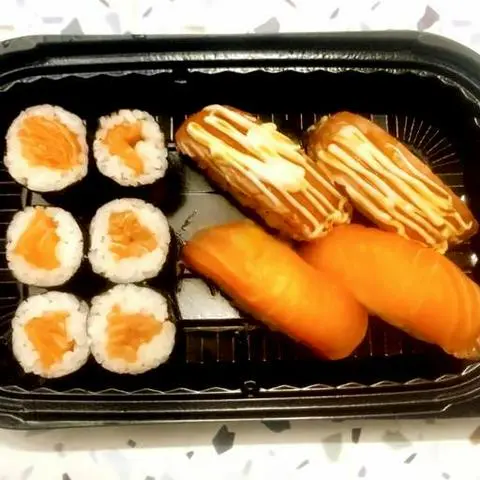 Hình ảnh Combo sushi cá hồi