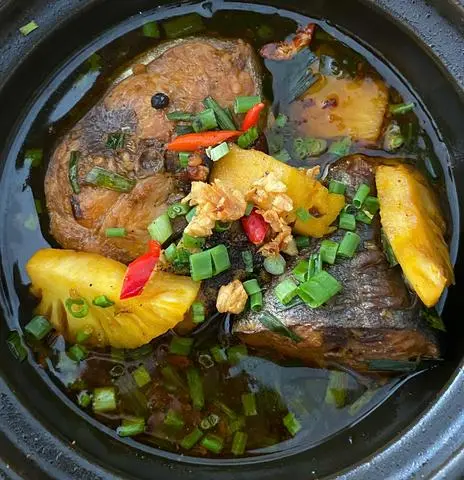 Hình ảnh cơm đĩa cá ngừ kho thơm