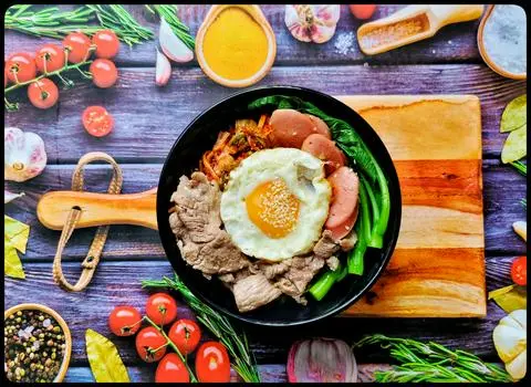 Hình ảnh cơm trộn thịt bò kim chi + xúc xích đức + trứng 
