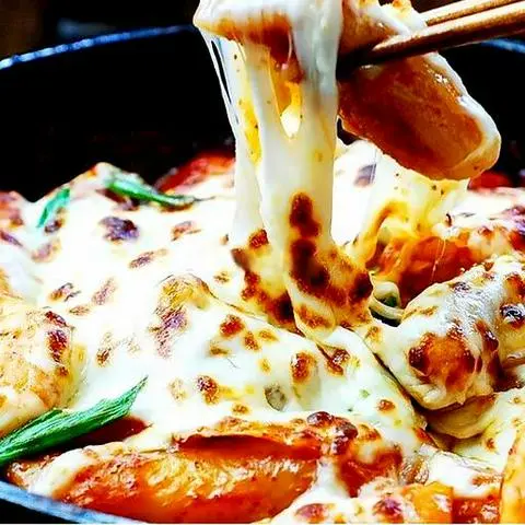 Hình ảnh Cheese tteok bokki - bánh gạo phô mai
