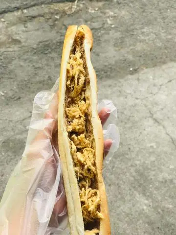 Hình ảnh Bánh mì que Pate gà bơ