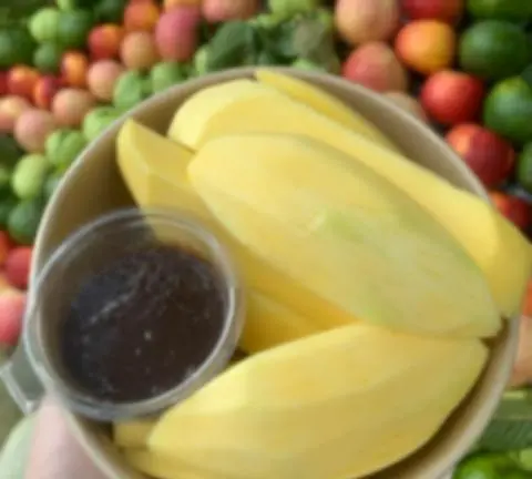 Hình ảnh Hộp 500g xoài kèm muối