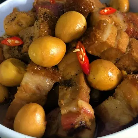 Hình ảnh Cơm heo quay kho tàu