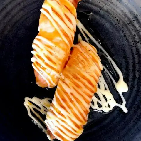 Hình ảnh Sushi Lườn Cá Hồi Nướng Tái